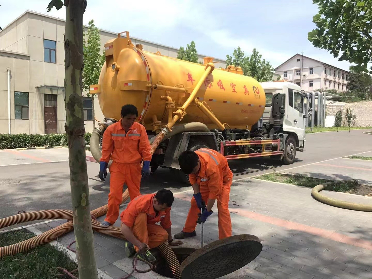 双牌管道疏通车停在窨井附近